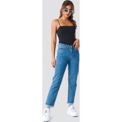 Boyfriendy damskie: NA-KD Trend Jeansy z surowym wykończeniem – Blue