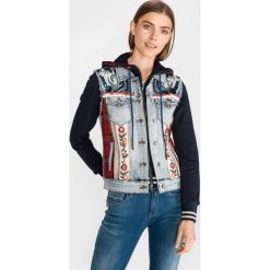 Desigual Liberte Kurtka Niebieski. Niebieskie kurtki damskie Desigual, na wiosnę, z aplikacjami, z elastanu, bez kaptura. Za 705,95 zł.