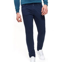 SPODNIE WE WZÓR SLIM FIT. Niebieskie chinosy męskie marki Top Secret, na lato, z bawełny. Za 99,99 zł.