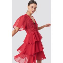 NA-KD Boho Sukienka z trójwarstwową falbanką - Red. Czerwone sukienki damskie marki NA-KD Boho, bez wzorów, z poliesteru, boho, z falbankami, bez rękawów, kopertowe. Za 161,95 zł.