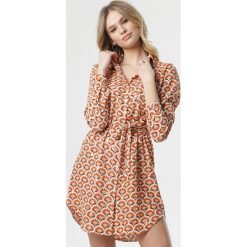 Łososiowa Sukienka Phebe. Różowe sukienki damskie Born2be, s, w paski, z tkaniny, eleganckie, długie, mini, koszulowe. Za 79,99 zł.