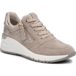 Sneakersy TAMARIS - 1-23702-24 Taupe Comb 426. Brązowe półbuty damskie Tamaris, na co dzień, bez wzorów, z zamszu, bez obcasa, na koturnie, bez zapięcia. Za 269,00 zł.