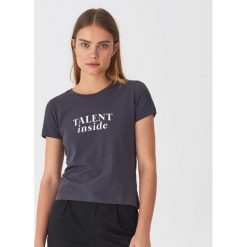 T-shirt z napisem - Szary. Szare t-shirty damskie House, s, z napisami, bez kołnierzyka. W wyprzedaży za 15,99 zł.