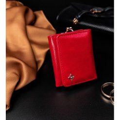 Portmonetka damska na bigiel czerwona Milano Design - Czerwony. Czerwone portfele damskie MILANO DESIGN, bez wzorów, ze skóry. Za 29,99 zł.