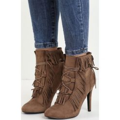 Khaki Botki Cure. Czarne botki damskie sznurowane marki Kazar, z nubiku, na wysokim obcasie, na szpilce. Za 89,99 zł.
