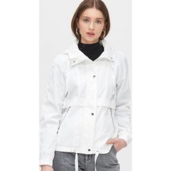 Lekka kurtka z kapturem - Biały. Białe kurtki damskie Cropp, s, bez wzorów, z kapturem. Za 149,99 zł.