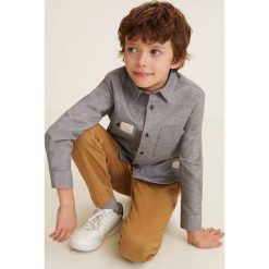 Mango Kids - Koszula dziecięca Loose 110-164 cm. Szare koszule chłopięce marki Mango Kids, bez wzorów, z bawełny, klasyczne, z klasycznym kołnierzykiem, z długim rękawem, długie. W wyprzedaży za 49,90 zł.