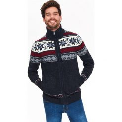 SWETER ROZPINANY Z NORWESKIM WZOREM. Niebieskie golfy męskie marki Top Secret, na lato, xxl, z dzianiny, ze stójką. W wyprzedaży za 59,99 zł.