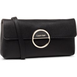 Torebka CALVIN KLEIN - Hoop Clutch K60K606406 BAX. Czarne listonoszki damskie Calvin Klein, bez wzorów, ze skóry ekologicznej, bez dodatków. Za 349,00 zł.