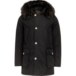 Kurtka WOOLRICH LUXURY ARCTIC. Czarne płaszcze męskie Woolrich, bez wzorów, z puchu, z kapturem. W wyprzedaży za 2709,00 zł.