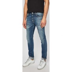 Calvin Klein Jeans - Jeansy. Niebieskie jeansy męskie Calvin Klein Jeans, bez wzorów, z obniżonym stanem. Za 549,90 zł.