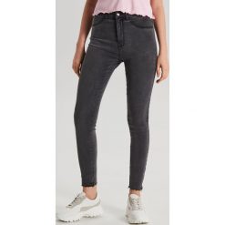 Jeansy High Waist - Jasny szary. Szare jeansy damskie Cropp, z podwyższonym stanem. Za 89,99 zł.