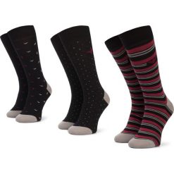 Zestaw 3 par wysokich skarpet męskich EMPORIO ARMANI - 302402 9A282 05720 r.39/46 Nero/Rosso. Czarne skarpetki męskie z elastanu. W wyprzedaży za 99,00 zł.