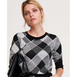 Sweter z geometrycznym wzorem - Wielobarwny. Swetry damskie Reserved, s, bez wzorów, bez rękawów, bez kaptura. Za 89,99 zł.