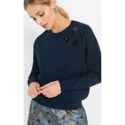 Sweter z aplikacją 3D. Niebieskie bez kategorii Orsay, s, z poliesteru, z okrągłym kołnierzem. Za 99,99 zł.
