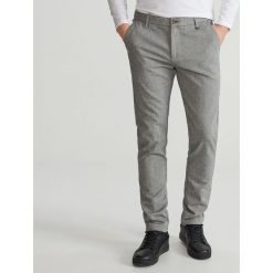 Dopasowe spodnie chino - Szary. Szare chinosy męskie marki Reserved, m. Za 129,99 zł.