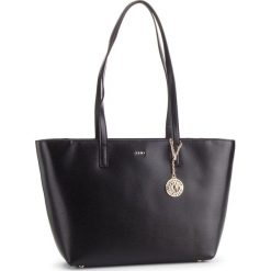 Torebka DKNY - R74A3014 Blk/Gold BGD 82. Czarne torebki klasyczne damskie DKNY, bez wzorów, ze skóry, klasyczne, bez dodatków. Za 889,00 zł.