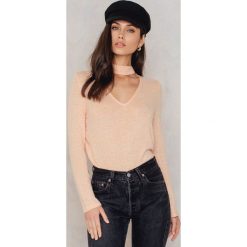 NA-KD Dzianinowy sweter z głębokim dekoltem - Orange. Pomarańczowe swetry klasyczne damskie marki NA-KD, z dzianiny. W wyprzedaży za 48,59 zł.