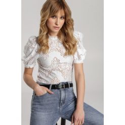 Biała Bluzka Ellwood. Białe bluzki damskie Renee, s, w koronkowe wzory, z koronki, z okrągłym kołnierzem, z krótkim rękawem. Za 89,99 zł.
