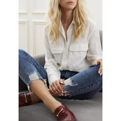 Biała Koszula Realist. Białe bluzki damskie Born2be, m, bez wzorów, z jeansu, klasyczne, z klasycznym kołnierzykiem, z długim rękawem. Za 139,99 zł.