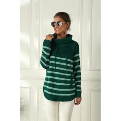 Sweter w kolorze zielonym. Zielone swetry damskie Swetry na chłodne dni, bez wzorów, bez rękawów, bez kaptura. W wyprzedaży za 119,95 zł.