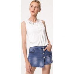 Biały Top Drop By. Bluzki damskie Born2be. Za 39,99 zł.