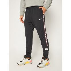 Spodnie dresowe NIKE Nsw Repeat French Terry Joggers CZ7827. Czarne jeansy męskie Nike, m, bez wzorów. Za 249,00 zł.