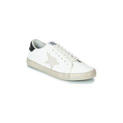 Buty Le Temps des Cerises CITY. Białe trampki męskie Le Temps Des Cerises, bez wzorów, bez zapięcia. Za 259,00 zł.