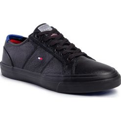 Tenisówki TOMMY HILFIGER - Core Corporate Flag Sneaker FM0FM02593 Black BDS. Czarne półbuty męskie TOMMY HILFIGER, na co dzień, bez wzorów, ze skóry, bez zapięcia. Za 449,00 zł.
