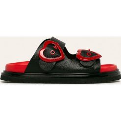 Love Moschino - Klapki. Czarne klapki damskie Love Moschino, bez wzorów, ze skóry, bez obcasa, na obcasie. W wyprzedaży za 799,90 zł.
