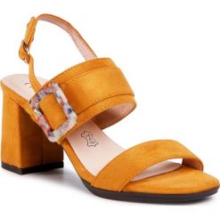 Sandały MENBUR - 21281 Curry 0099. Żółte klapki damskie Menbur, bez wzorów, z materiału, bez obcasa. W wyprzedaży za 229,00 zł.