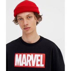 Koszulka Marvel z logo. Czarne koszulki męskie marki Pull&Bear, m, z motywem z bajki, bez kołnierzyka, z krótkim rękawem, krótkie. Za 59,90 zł.