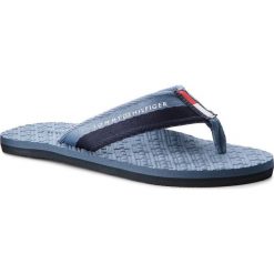 Japonki TOMMY HILFIGER - Embossed Flag Beach FM0FM01796 Jeans 013. Niebieskie klapki męskie TOMMY HILFIGER, bez wzorów, z jeansu. W wyprzedaży za 139,00 zł.