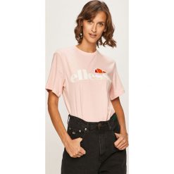 Ellesse - T-shirt. Różowe bluzki damskie Ellesse, z nadrukiem, z bawełny, casualowe, z okrągłym kołnierzem, z krótkim rękawem. Za 119,90 zł.