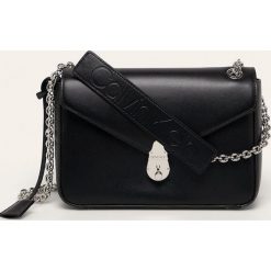 Calvin Klein - Torebka skórzana. Czarne listonoszki damskie Calvin Klein, bez wzorów, ze skóry, na ramię, małe, bez dodatków. Za 1199,00 zł.