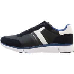 BOSS ATHLEISURE GYM RUNN Sneakersy niskie dark blue. Niebieskie sneakersy męskie BOSS Athleisure, bez zapięcia. W wyprzedaży za 575,20 zł.