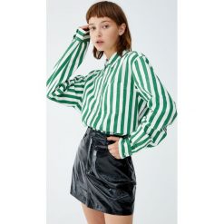 Lakierowana spódnica mini z pięcioma kieszeniami. Czarne spódniczki damskie Pull&Bear, bez wzorów, z jeansu, mini. Za 89,90 zł.