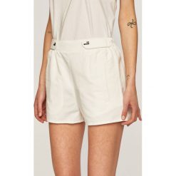 Love Moschino - Szorty. Białe szorty damskie Love Moschino, bez wzorów, z tkaniny, casualowe, z podwyższonym stanem. Za 859,90 zł.