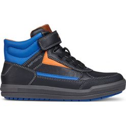 Geox - Buty dziecięce. Czarne trampki chłopięce Geox, bez wzorów, z gumy, sportowe, z okrągłym noskiem, na sznurówki. W wyprzedaży za 159,90 zł.