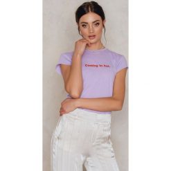 NA-KD T-shirt Coming In Hot - Purple. Fioletowe t-shirty damskie marki NA-KD, z nadrukiem, z bawełny. W wyprzedaży za 32,38 zł.