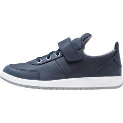 Timberland COURT SIDE OXFORD STRAP Tenisówki i Trampki black iris/saddleback. Niebieskie tenisówki męskie Timberland, ze skóry. Za 359,00 zł.