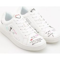 Buty sportowe damskie: Sportowe buty we wzory – Biały