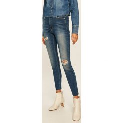 Calvin Klein Jeans - Jeansy J20J213863. Niebieskie jeansy damskie Calvin Klein Jeans, z aplikacjami, z elastanu, z podwyższonym stanem. Za 549,90 zł.