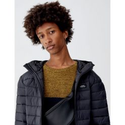 Lekka pikowana kurtka z kapturem. Czarne kurtki męskie bomber Pull&Bear, m, z kapturem. Za 109,00 zł.