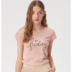 T-shirt z napisem friday - Różowy. Różowe t-shirty damskie Sinsay, s, z napisami, bez kołnierzyka. Za 9,99 zł.