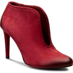 Botki CARINII - B3734 I39-000-PSK-A92. Czerwone botki damskie Carinii, bez wzorów, ze skóry, eleganckie, bez obcasa, na obcasie, bez zapięcia. W wyprzedaży za 209,00 zł.