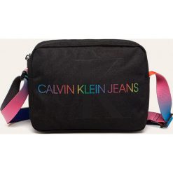 Calvin Klein - Torebka. Czarne listonoszki damskie Calvin Klein, w paski, z poliesteru, na ramię, małe, z nadrukiem, bez dodatków. Za 229,90 zł.