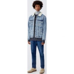 Denimowa kurtka z kołnierzem z barankiem. Czarne kurtki męskie marki Pull&Bear, m. Za 199,00 zł.