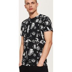 T-shirt z nadrukiem all over - Czarny. Czarne t-shirty męskie House, s, z nadrukiem, bez kołnierzyka. Za 49,99 zł.