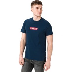 Levi's Koszulka Niebieski. Niebieskie podkoszulki męskie Levi's®, s, z nadrukiem, z bawełny, bez kołnierzyka, z krótkim rękawem, krótkie. Za 102,95 zł.